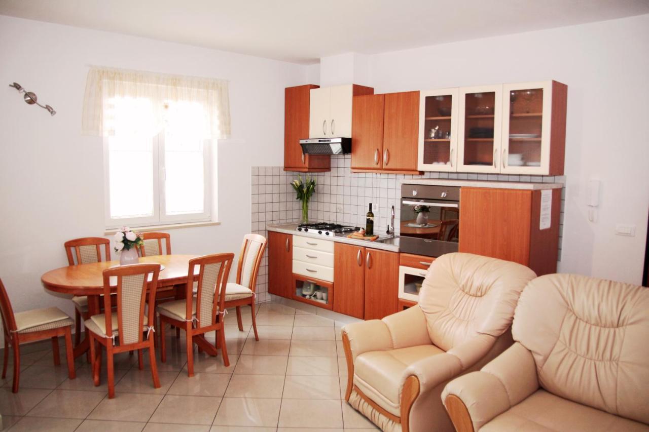 Apartment Matika, Terrace Apartment 10 Minutes Walk From Center Rovinj Exterior photo